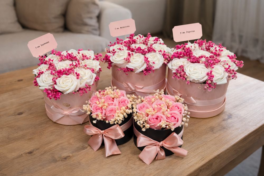 Кутии и букетчета със сапунени рози - стилен и нежен подарък за всеки