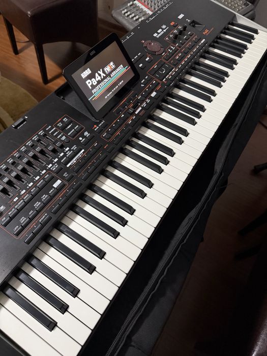 Korg nautilius  si korg pa 4 x ! Sau schimb ambele cu pa 5 si diferenta din partea mea