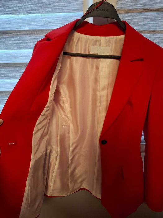 Дамски костюм от ZARA.