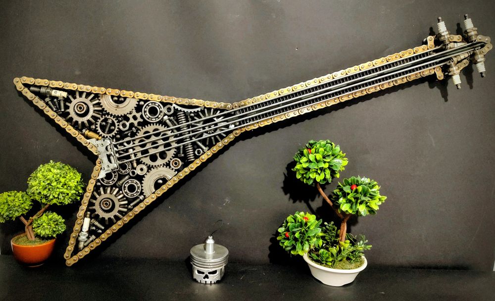 Декоративна бас китара изработена от авточасти