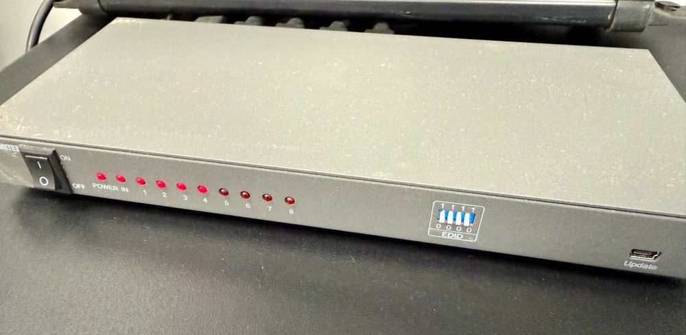 Pachet de 4x Monitoare LG UltraWide + Suport Profesional + HDMI Splitter 8 ieșiri + Birou