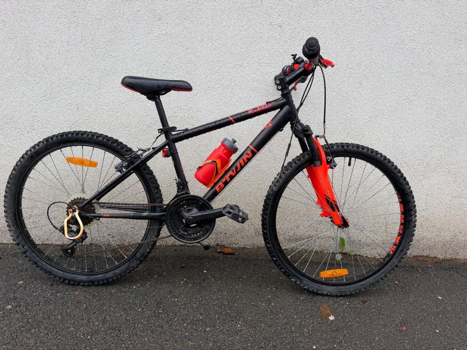 Bicicleta B'Twin Rockrider 500 (24 inch) pentru copii / juniori.