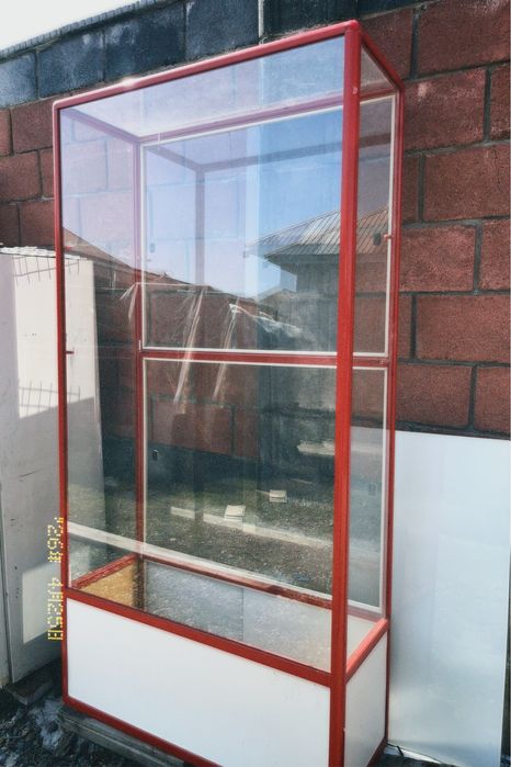 Продам красные аптечные витрины