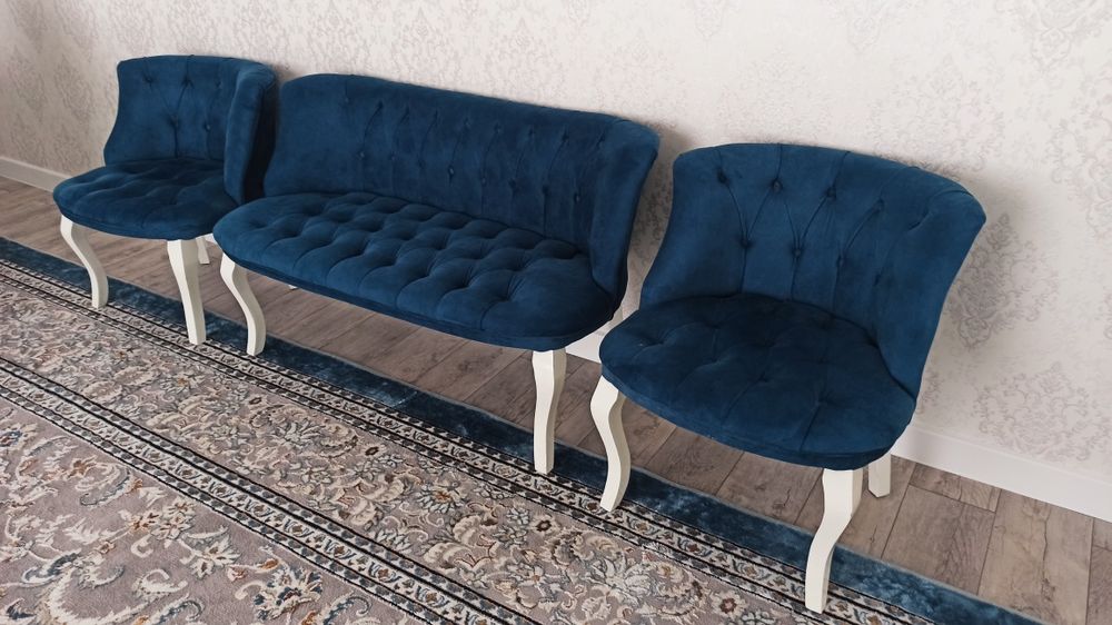 Продается классический диван с 2 стульями