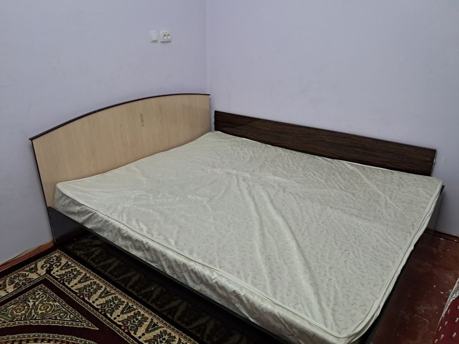 Двуспальная кровать со шфанером состояние на фото