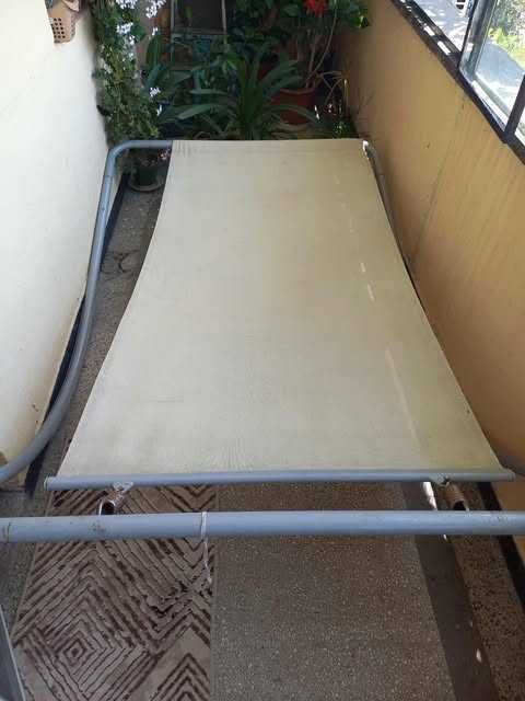 Продавам  хамак с метална тръбна стойка и възглавница.