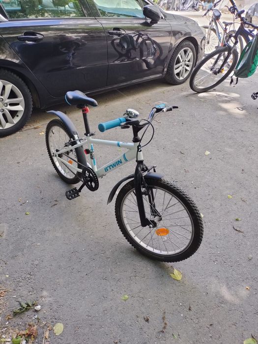 Vând bicicleta pentru copil până în 10 ani