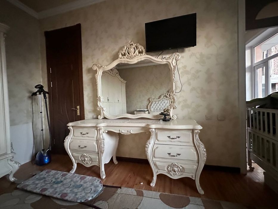 Продаётся китайский комплект спальный гарнитур гостиная стол стул всё