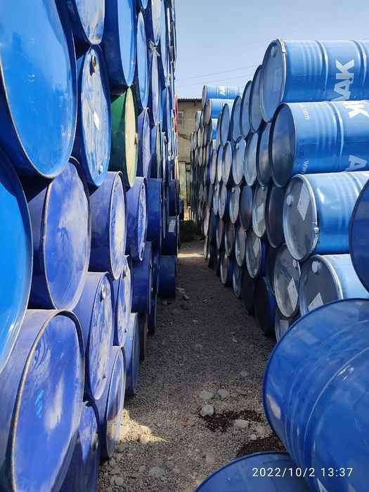 Бочки 200 литровые красные синие подберём любые цветы