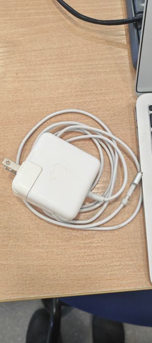MacBook Air 11-inch Model A1465 EMC 2631 за части. Работи много добре.