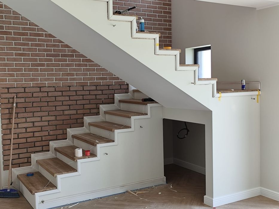 Montaj parchet laminat,SPC,herringbone,plinta,cornisa,incadramente,usi,trepte din lemn,plinta