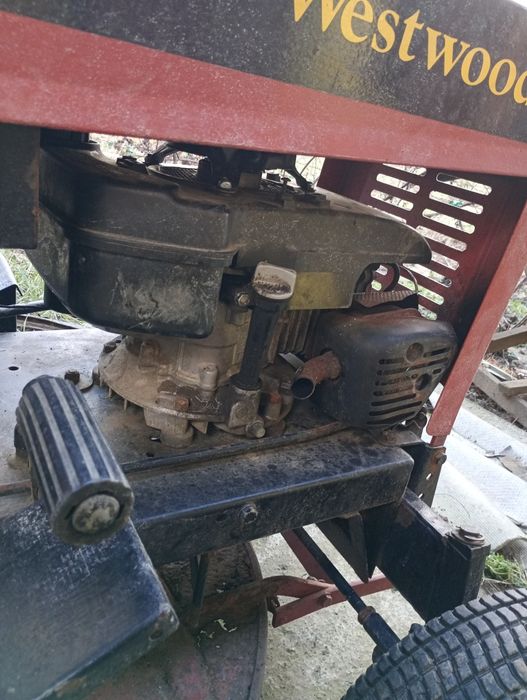 Tractor de gazon cu masa de cosire functionala