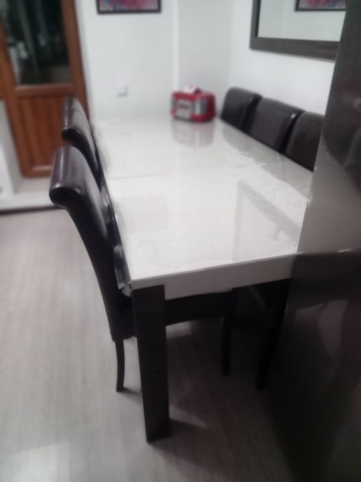 Стол обеденный и стулья.