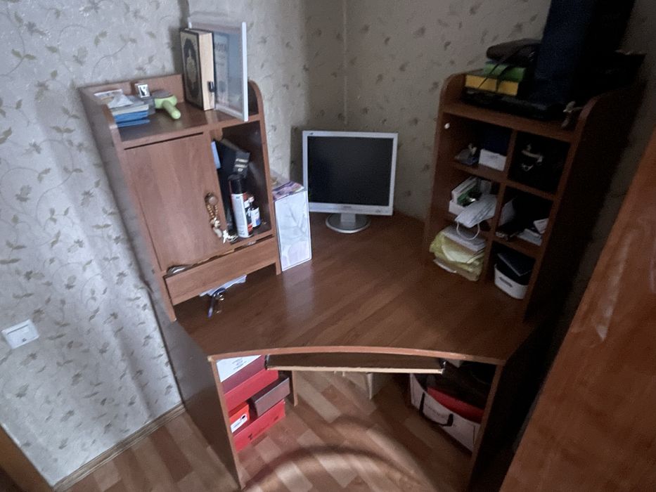 Компьютерный стол с компьютером вместе