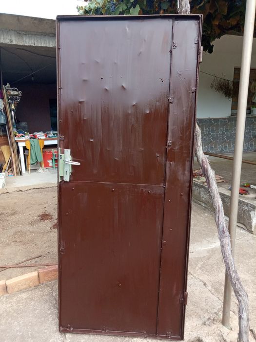 2бр.Метални врати с каса и брава