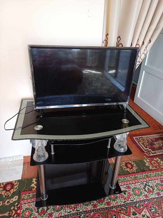 В хорошем состоянии телевизор вместе с подставкой