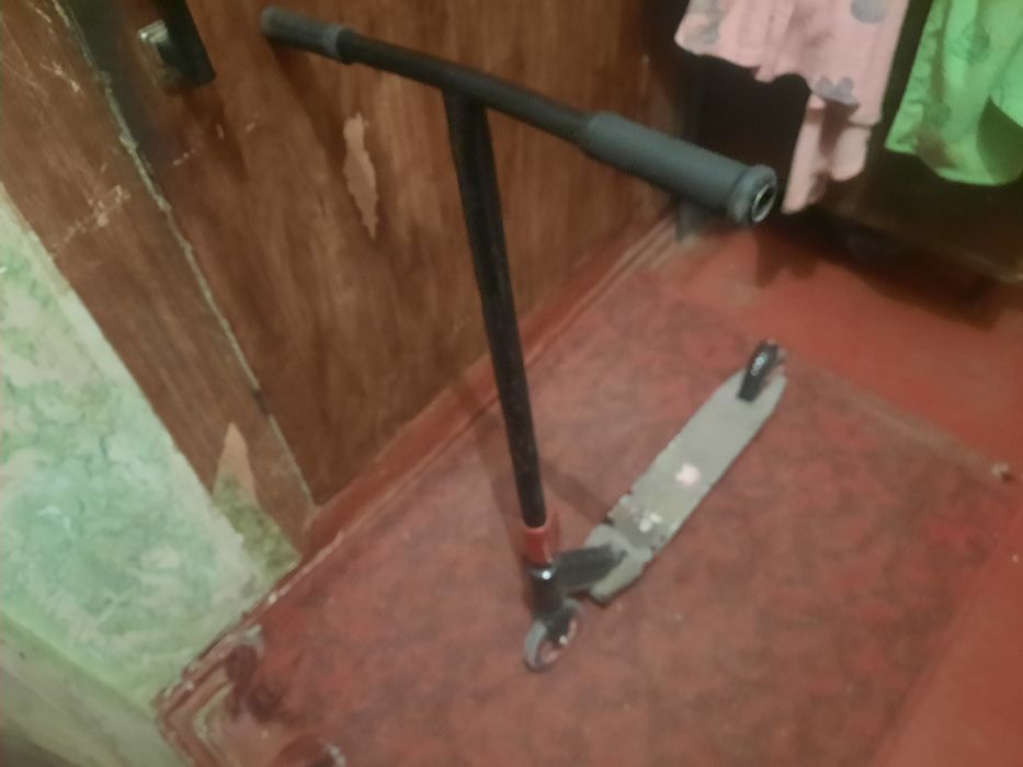 Самокат трюковой красный