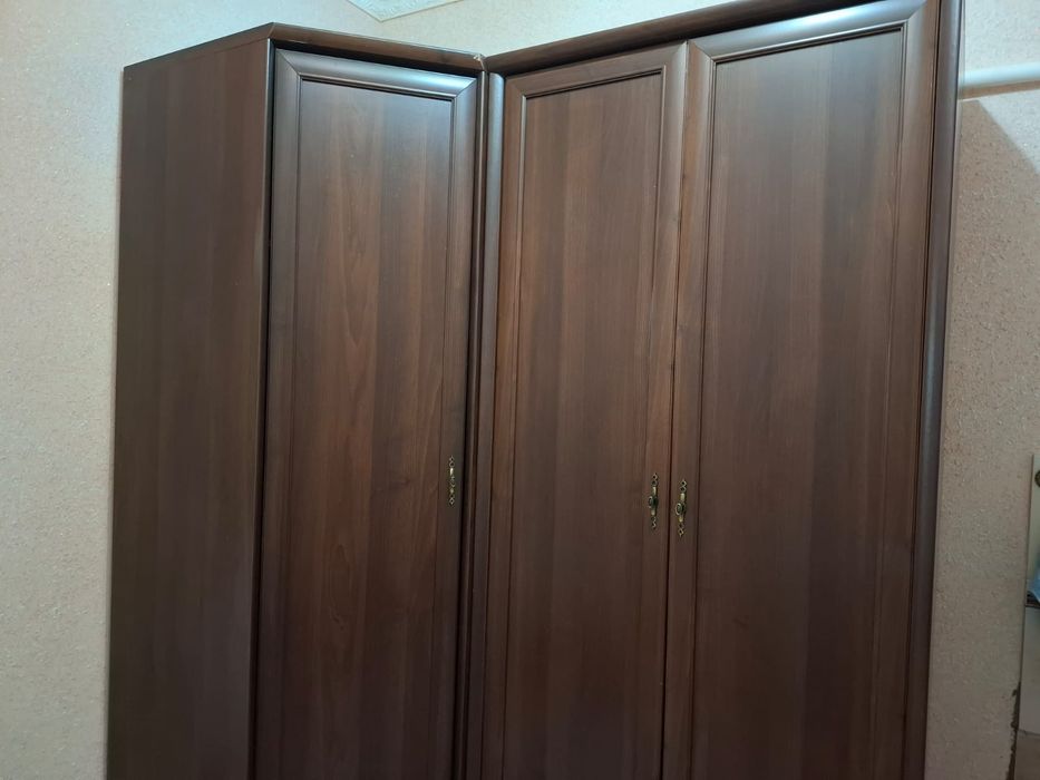 Продам трехдверный шкаф