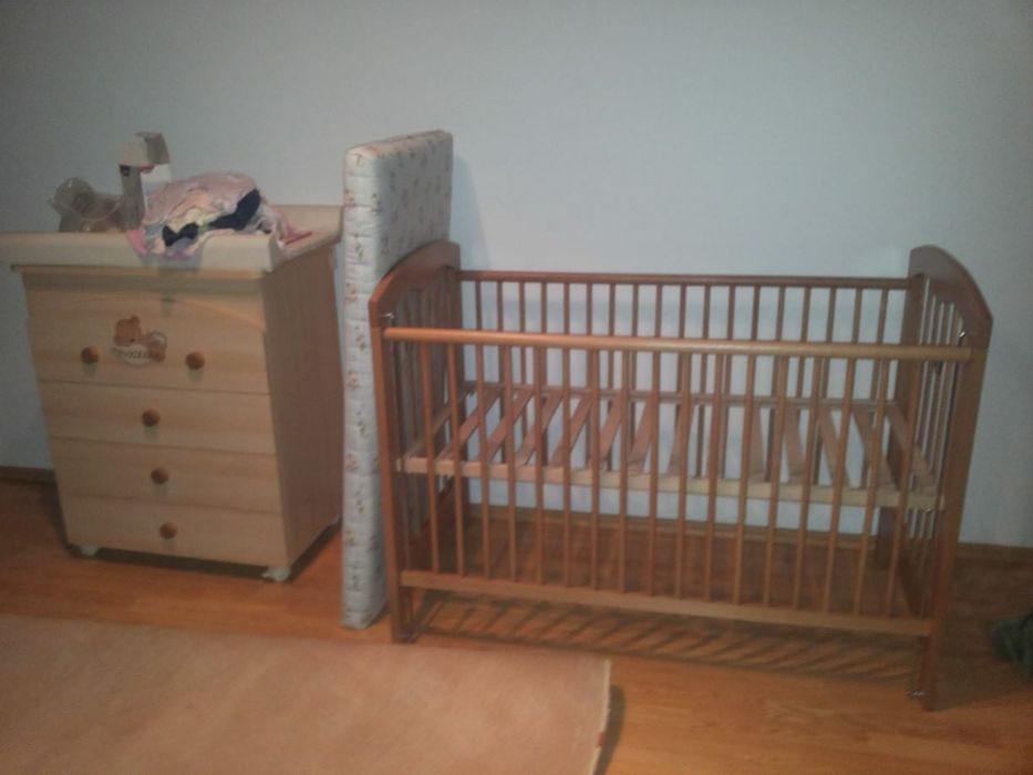 Patut bebe din lemn , saltea nuca cocos , comoda de  schimbat