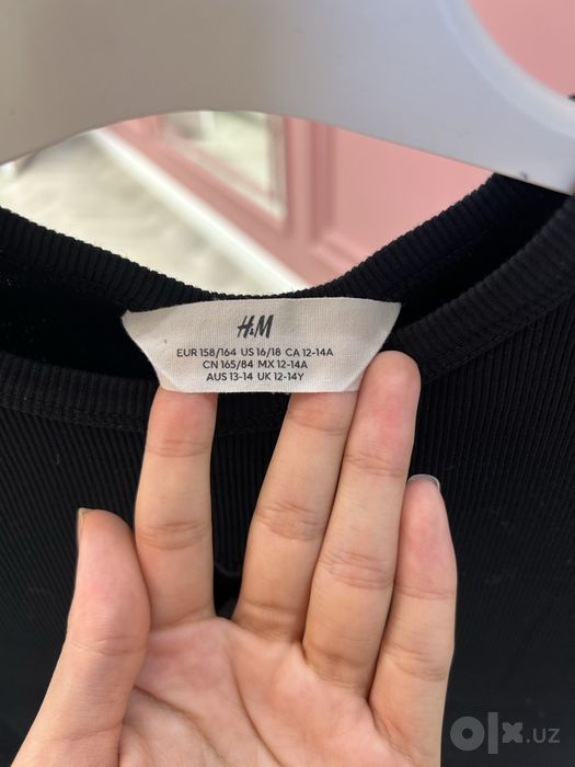 Черная футболка в рубчик H&M с бабочкой