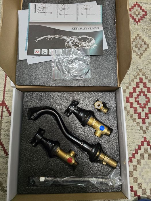 Baterie  lavoar cu montare in perete, culoare negru