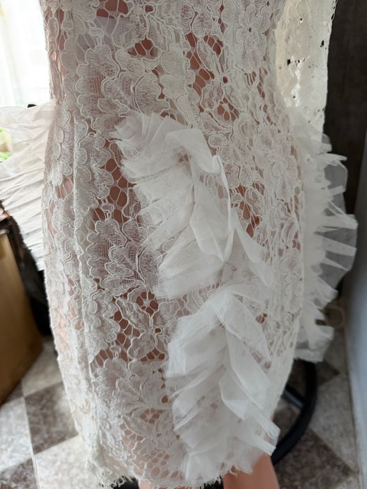 Бяла рокля Avin с дантела