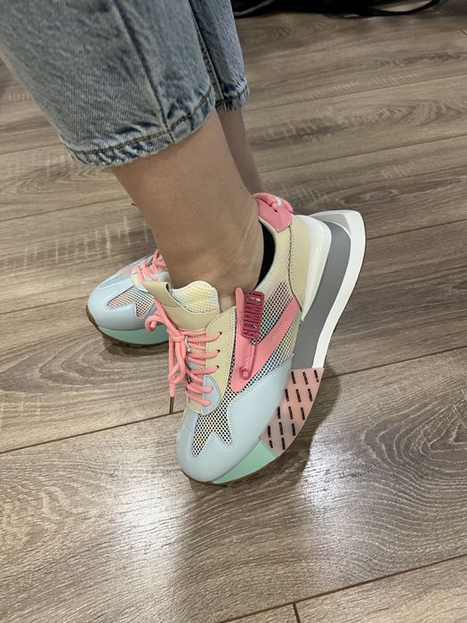 Женские кроссовки