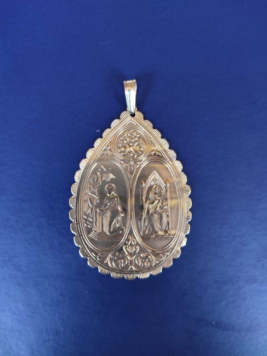 Рядък златен медальон "кръщенка", с нумизматична стойност.