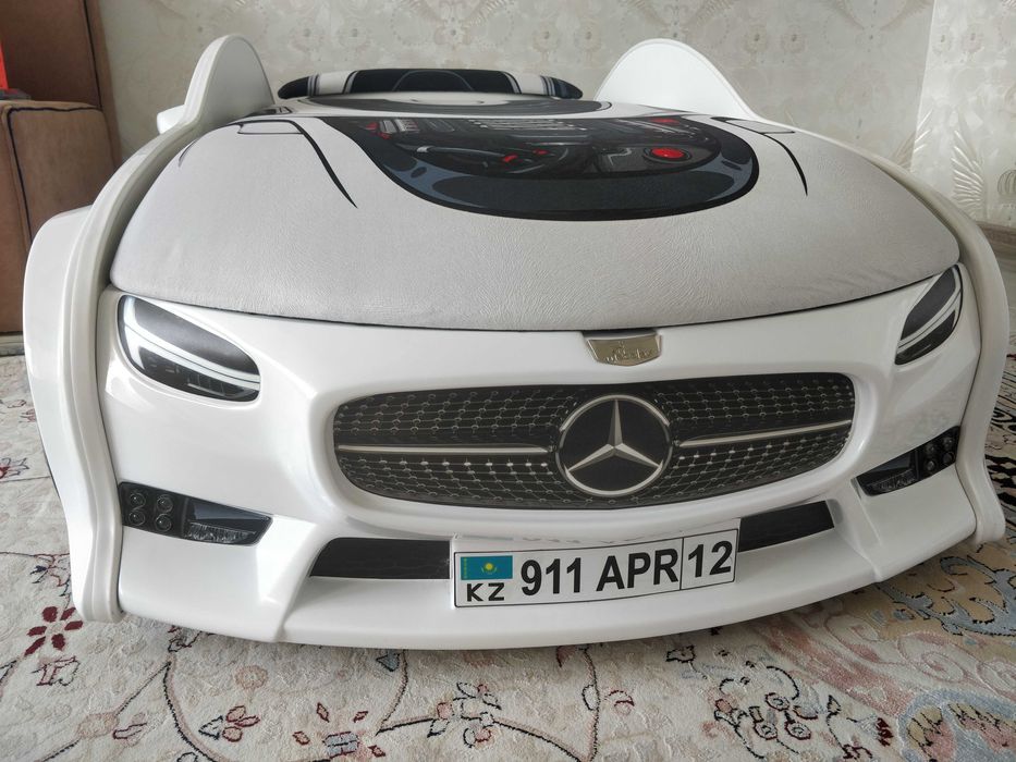 Детская кровать машина