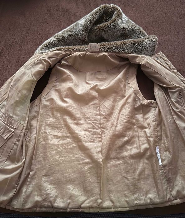 Vestă matlasată bej cu glugă și blană – True Fashion – mărimea M