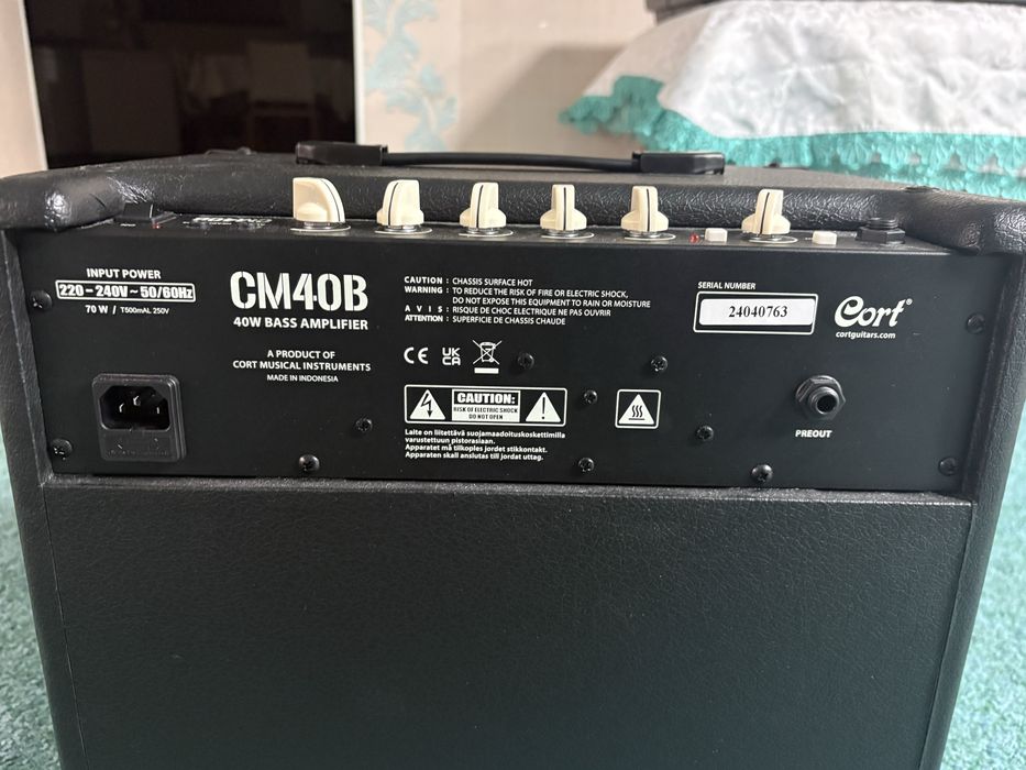 Срочно продам бас гитару и комбоусилителем