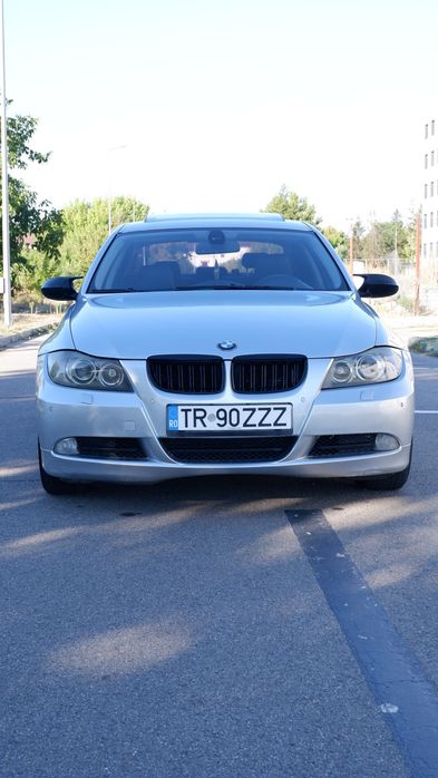 BMW E90 320d 163 CP Automată • Trapa • Piele • Xenon • Navigație Mare