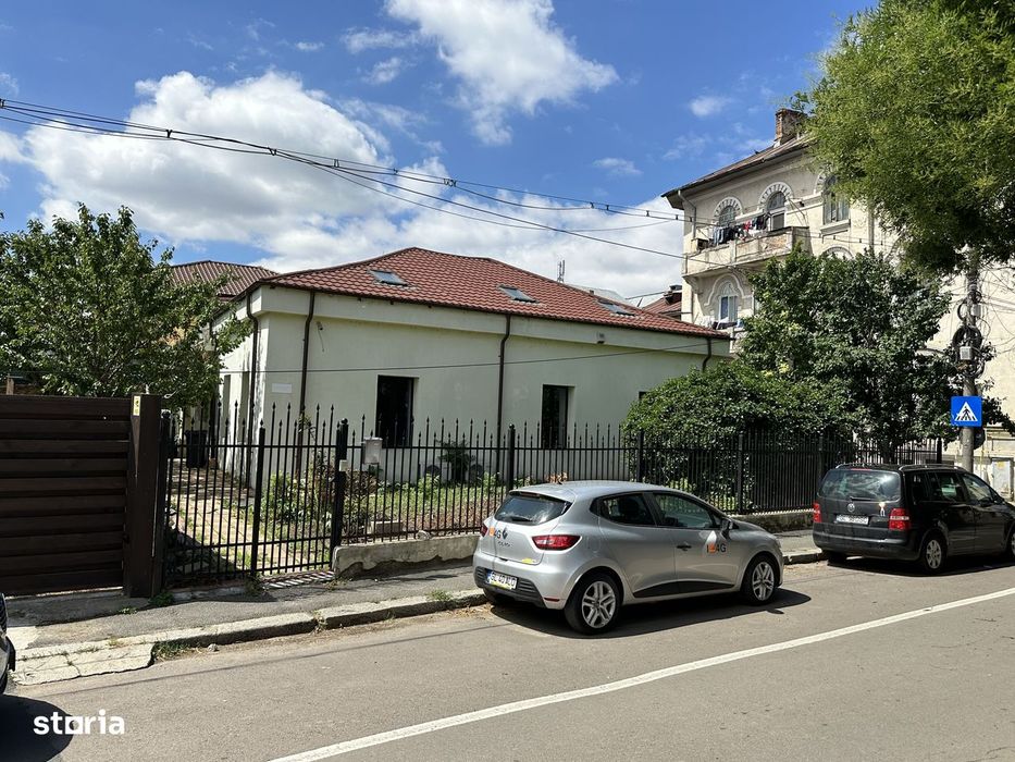 Casă cu 5 camere, mansardă și pivniță în centru