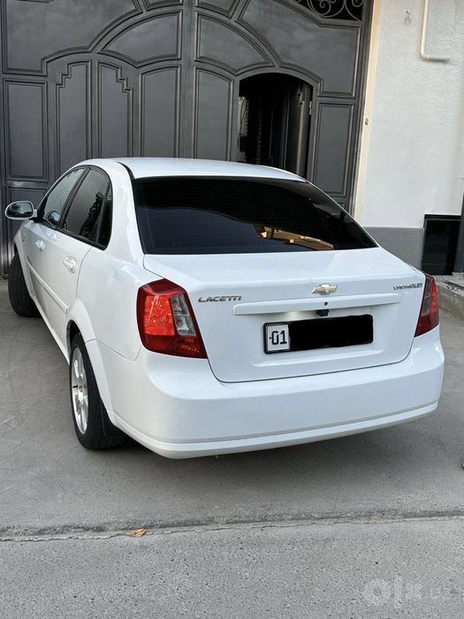 Lasetti 1.8 sotiladi
