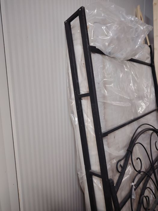 Pat metalic o persoana