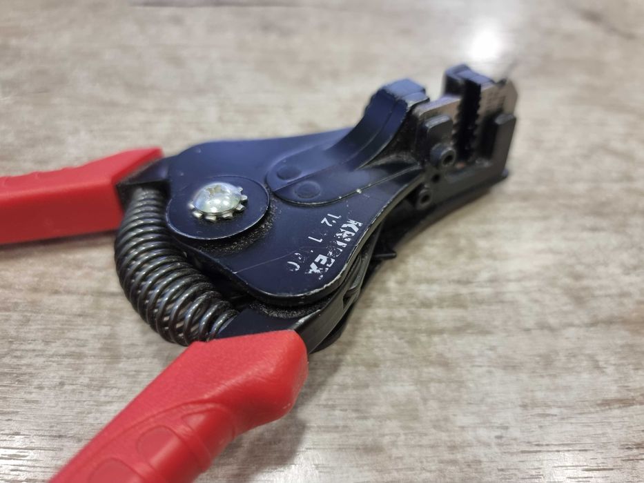 Клещи KNIPEX за сваляне на изолация