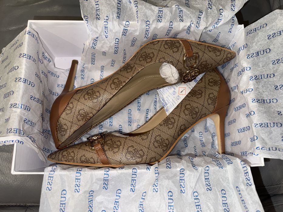 Високи токчета Guess