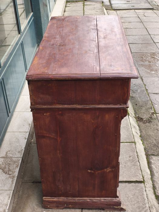 Реставриран антикварен скрин