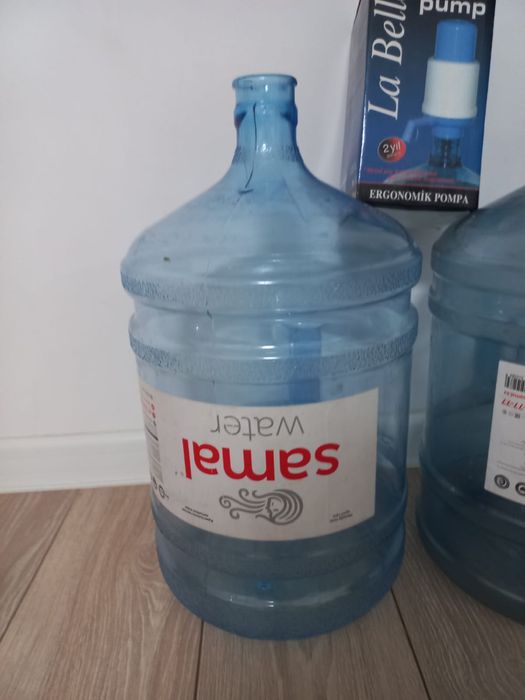 Продам 2 бутылки 20 л и помпа для воды