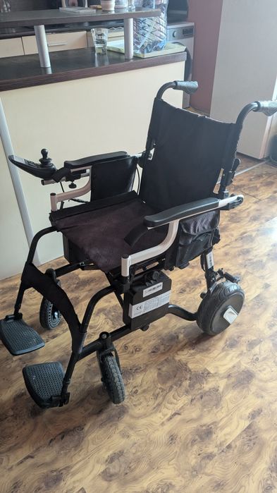 Компактна електрическа инвалидна количка с джойстик