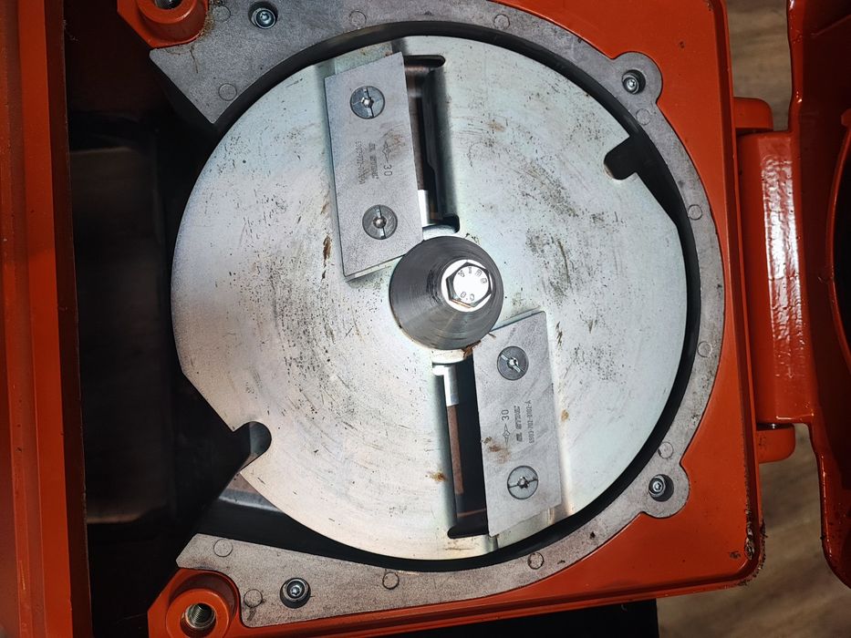 Tocator Stihl cu motor pe benzina