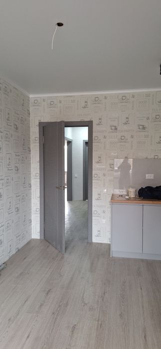 Обои. Ламинат. Плинтуса