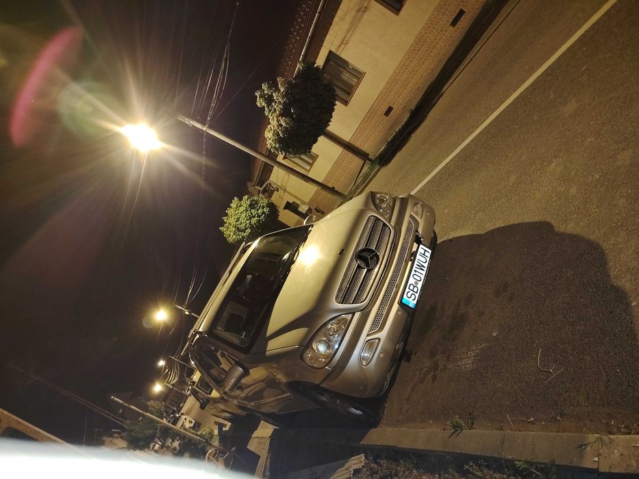 O mașină  mercedes meleu