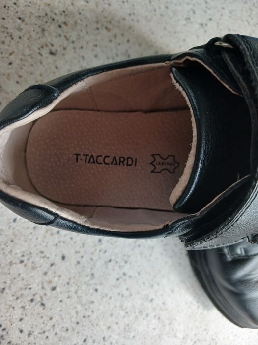 Продам школьные туфли