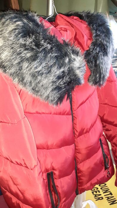 Vând geacă damă.Purtată de două ori.