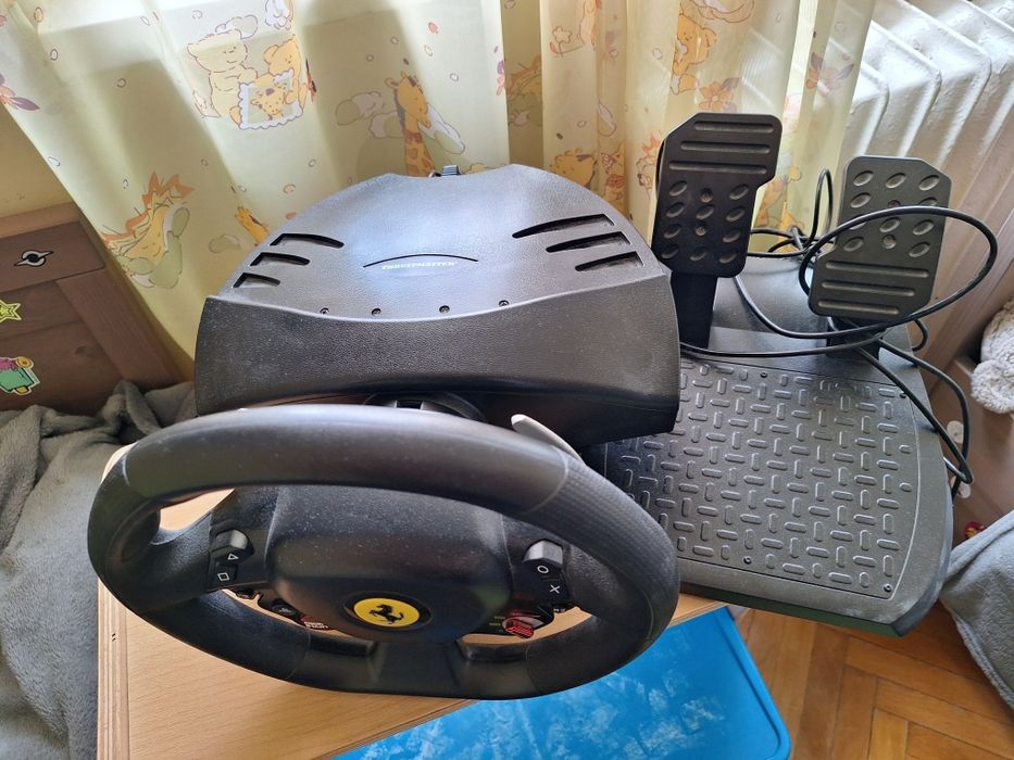 Volan Thrustmaster cu pedale