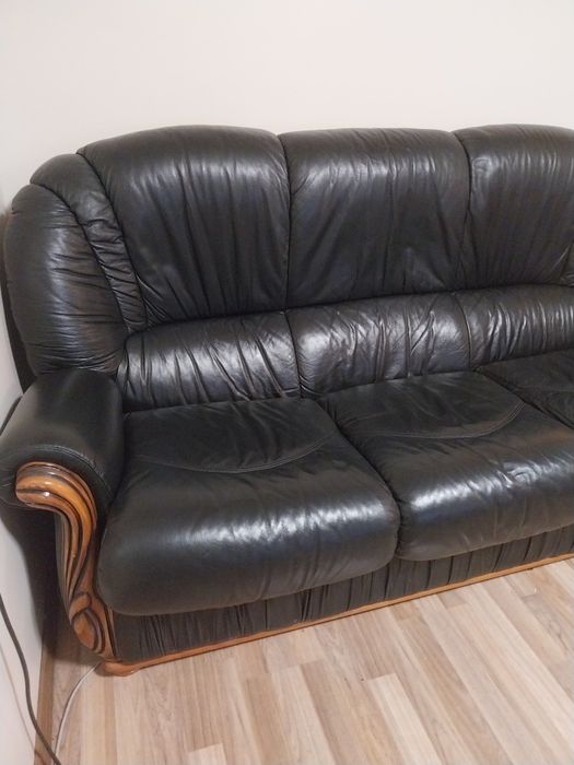 Черен кожен диван
