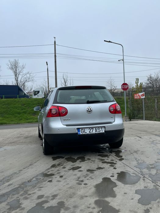 Vând golf 5 benzina 2799€
