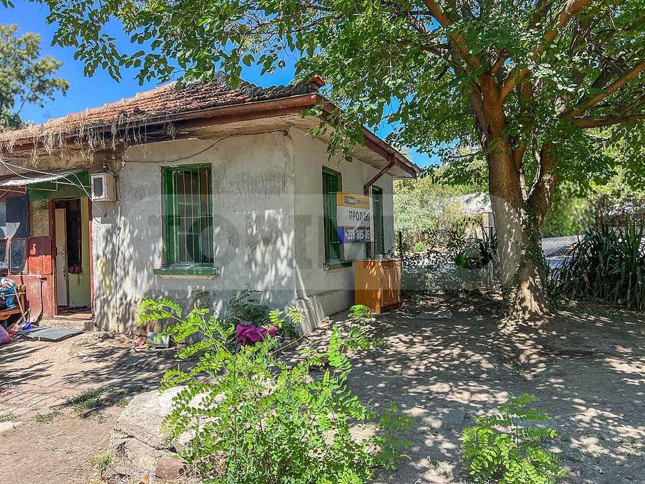 Двуетажна къща с голям парцел в Морската градина