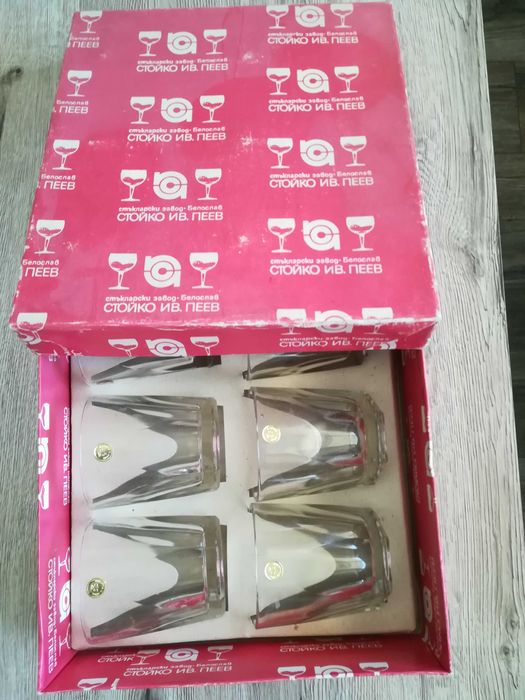 Комплект стъклени чаши и декорации за дома